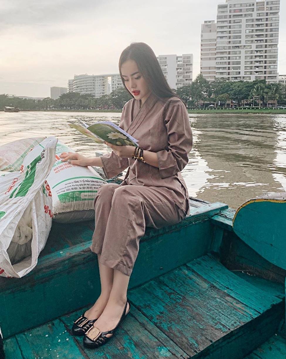 Angela Phương Trinh hết khoe thân, em ruột 23 tuổi lại ngày càng táo bạo-21