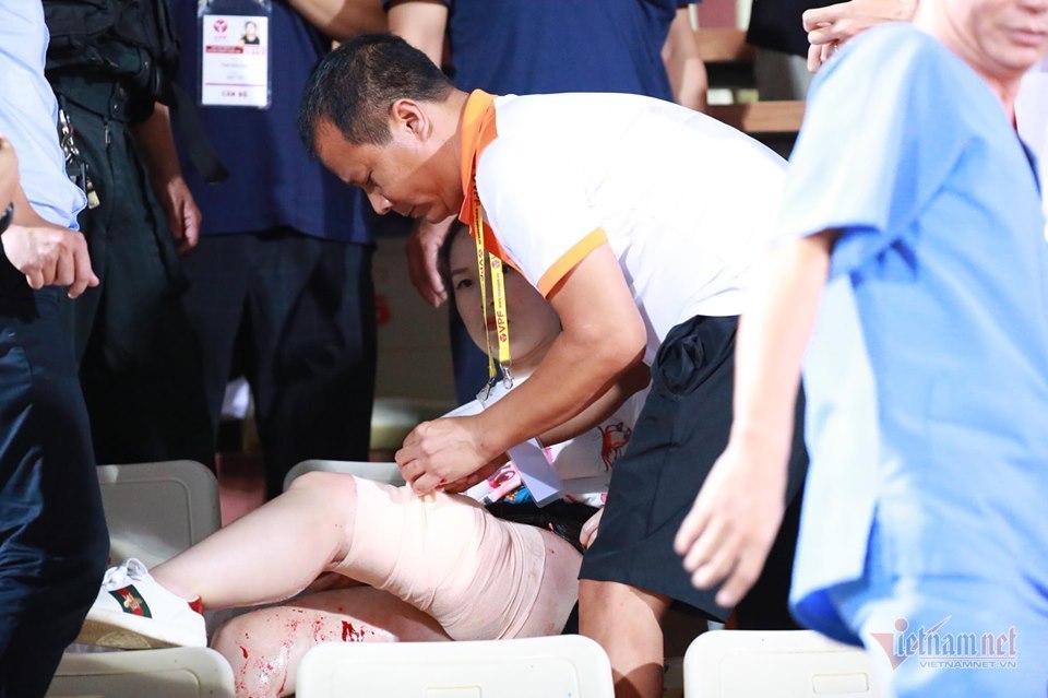 Fan nữ bị bỏng vì pháo sáng phải phẫu thuật 2 lần-1