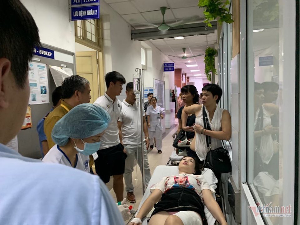 Fan nữ bị bỏng vì pháo sáng phải phẫu thuật 2 lần-4