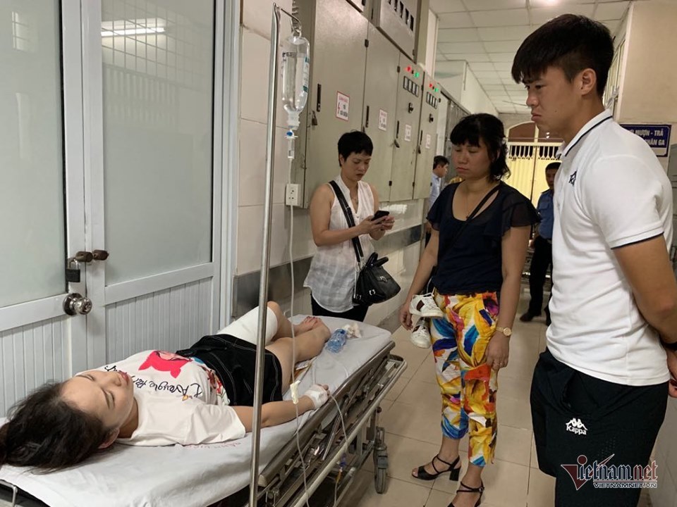 Fan nữ bị bỏng vì pháo sáng phải phẫu thuật 2 lần-3