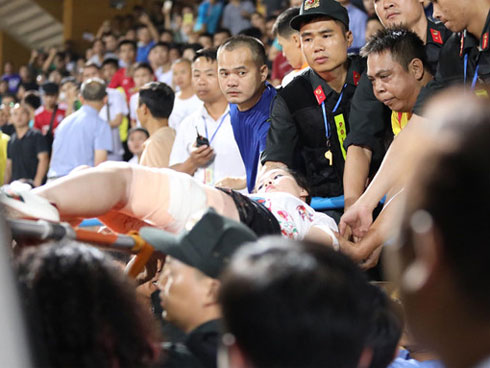 Quả pháo sáng nhơ nhuốc, nỗi đau bóng đá Việt-4