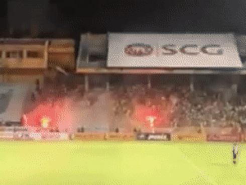 CĐV ném pháo sáng về phía lực lượng an ninh ở sân Hàng Đẫy-1