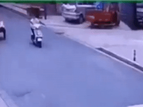 Người đàn ông bị tấm thảm bay quật ngã khi đang đi trên đường