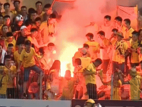 Tận mắt pháo sáng bay như tên lửa trên sân Hàng Đẫy, cô gái rụng rời chân tay, kể thêm những hành động kinh dị khác-2