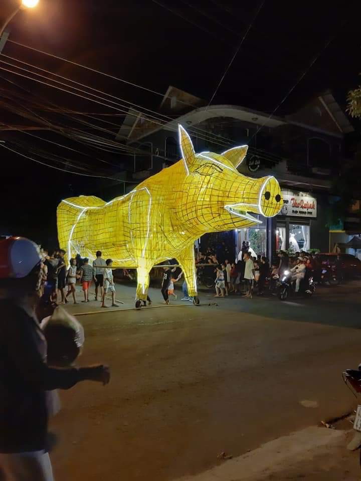 Trung thu mà thấy đèn ông sao, con bướm là xưa rồi, bởi dân mạng đang truyền tay kịch liệt bộ ảnh đèn lồng hình heo tỏa sáng đầy kỳ lạ-4