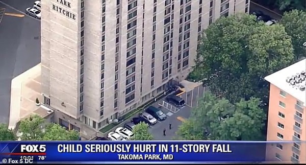 Bé trai 2 tuổi thoát chết trong gang tấc sau khi rơi xuống từ cửa sổ tầng 11, đến bác sĩ còn phải kinh ngạc vì thương tích-2