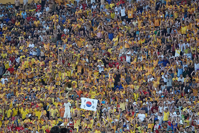 Quả pháo sáng nhơ nhuốc, nỗi đau bóng đá Việt-1