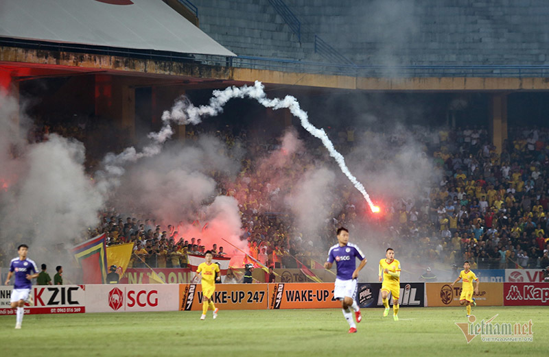 Quả pháo sáng nhơ nhuốc, nỗi đau bóng đá Việt-2