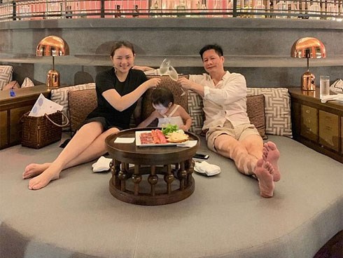Phan Như Thảo tiết lộ điều hạnh phúc khi có con: ‘Mình hôn nhau thì nó la’