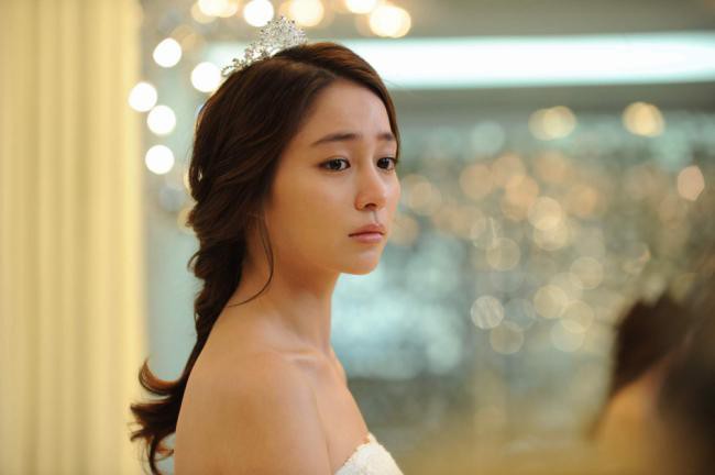 Khách khứa bỗng ùa ra cổng trong lúc mẹ chồng đang trao vàng, tôi ôm váy cưới chạy theo thì ngã quỵ trước cảnh tượng-1