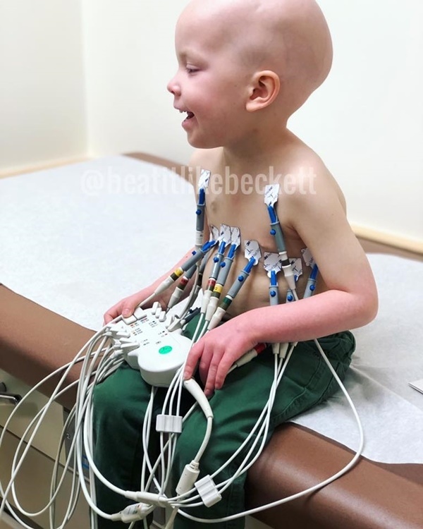 Hình ảnh bé gái 5 tuổi chăm sóc em trai bị ung thư máu lấy đi nước mắt triệu người-1