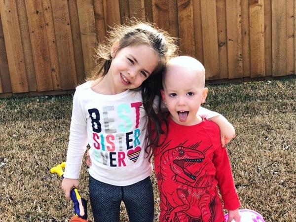 Hình ảnh bé gái 5 tuổi chăm sóc em trai bị ung thư máu lấy đi nước mắt triệu người-2