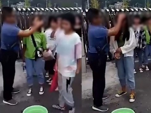 Thầy giáo đứng ở cổng trường, dùng khăn tẩy trang cho nữ sinh thì mới cho vào lớp