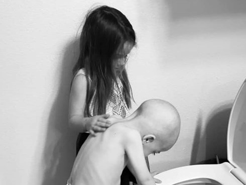 Hình ảnh bé gái 5 tuổi chăm sóc em trai bị ung thư máu lấy đi nước mắt triệu người