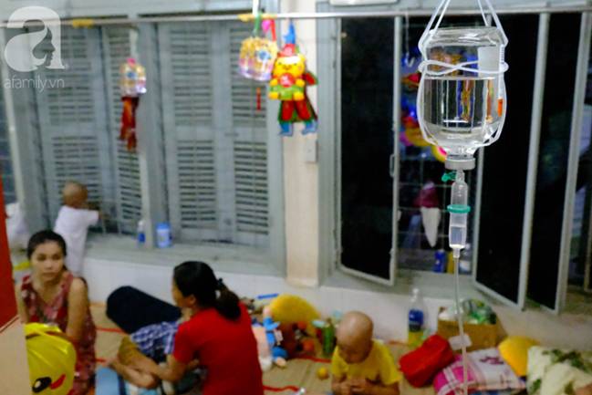 Vợ mới mất 50 ngày thì con gái 6 tuổi nhập viện trị u não ác tính, người đàn ông bất lực giành giật sự sống cho con-1