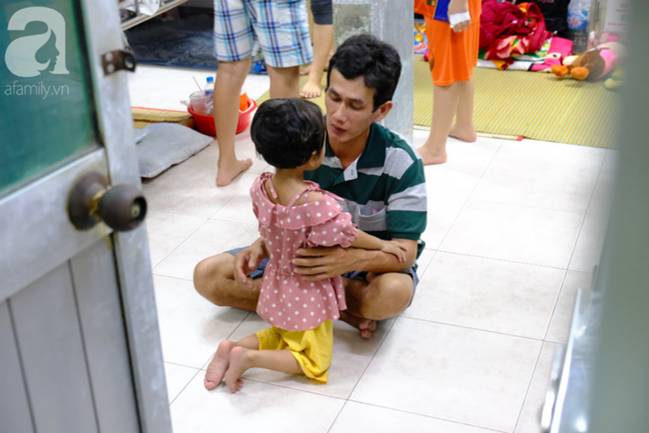 Vợ mới mất 50 ngày thì con gái 6 tuổi nhập viện trị u não ác tính, người đàn ông bất lực giành giật sự sống cho con-4