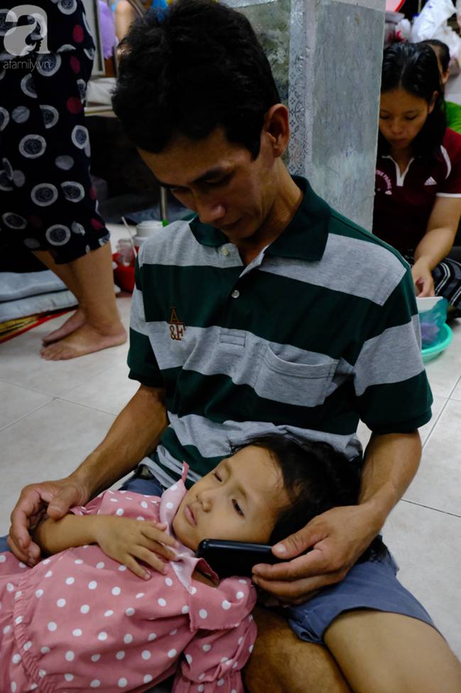Vợ mới mất 50 ngày thì con gái 6 tuổi nhập viện trị u não ác tính, người đàn ông bất lực giành giật sự sống cho con-6