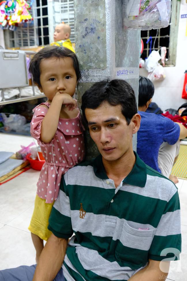 Vợ mới mất 50 ngày thì con gái 6 tuổi nhập viện trị u não ác tính, người đàn ông bất lực giành giật sự sống cho con-9