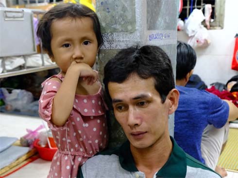 Vợ mới mất 50 ngày thì con gái 6 tuổi nhập viện trị u não ác tính, người đàn ông bất lực giành giật sự sống cho con