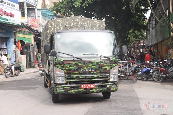 Lực lượng Binh chủng Hóa học đang tẩy độc kho nhà máy Rạng Đông-9