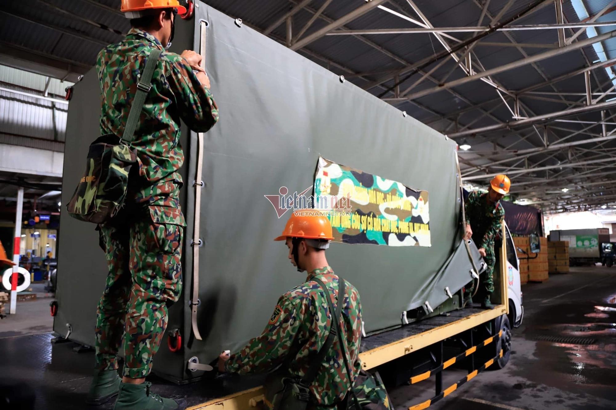 Lực lượng Binh chủng Hóa học đang tẩy độc kho nhà máy Rạng Đông-11