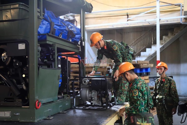 Lực lượng Binh chủng Hóa học đang tẩy độc kho nhà máy Rạng Đông-13