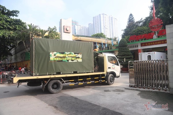 Lực lượng Binh chủng Hóa học đang tẩy độc kho nhà máy Rạng Đông-2