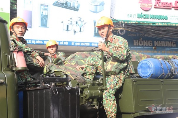 Lực lượng Binh chủng Hóa học đang tẩy độc kho nhà máy Rạng Đông-3