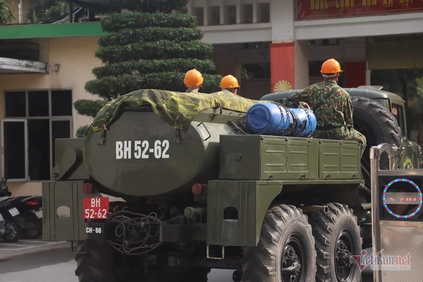 Lực lượng Binh chủng Hóa học đang tẩy độc kho nhà máy Rạng Đông-4