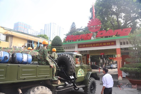 Lực lượng Binh chủng Hóa học đang tẩy độc kho nhà máy Rạng Đông-5