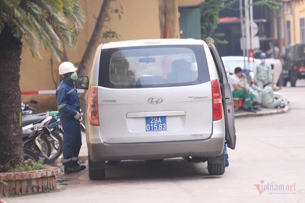 Lực lượng Binh chủng Hóa học đang tẩy độc kho nhà máy Rạng Đông-7