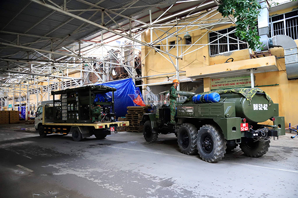 Lực lượng Binh chủng Hóa học đang tẩy độc kho nhà máy Rạng Đông-14