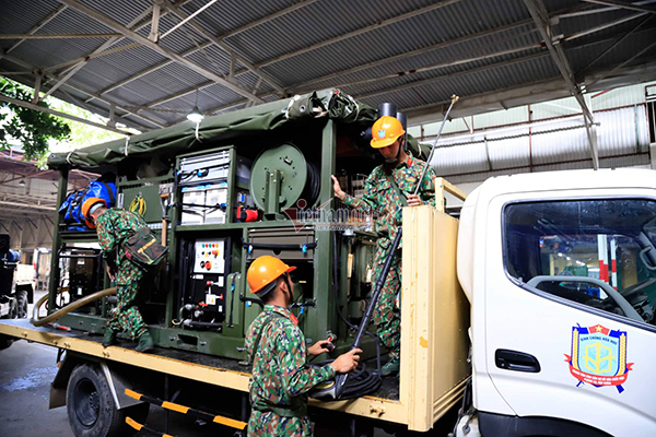 Lực lượng Binh chủng Hóa học đang tẩy độc kho nhà máy Rạng Đông-15