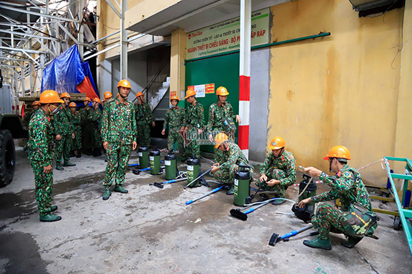 Lực lượng Binh chủng Hóa học đang tẩy độc kho nhà máy Rạng Đông-16