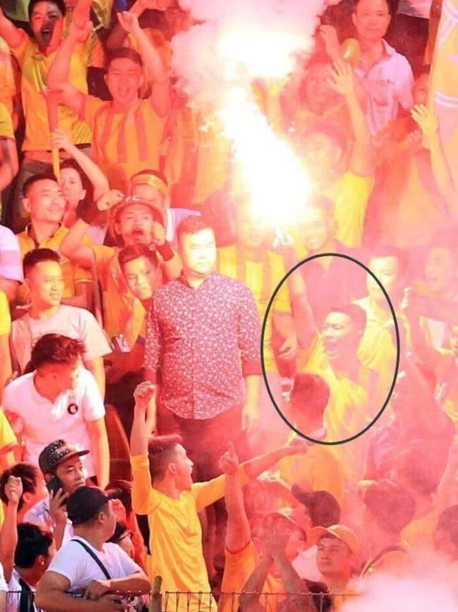 Dân mạng khoanh vùng nam thanh niên nghi đốt pháo sáng khiến một phụ nữ bị thương tại sân Hàng Đẫy-5