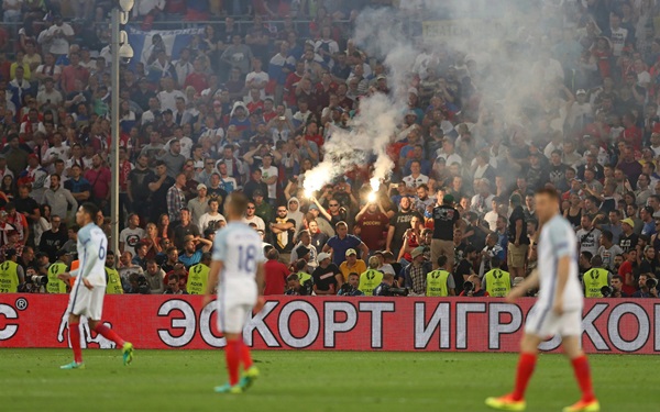 Trước vụ nữ CĐV bị bỏng do pháo sáng, thế giới từng chứng kiến thảm kịch tồi tệ do đám đông hooligan gây ra trên khán đài khiến 39 người chết-7