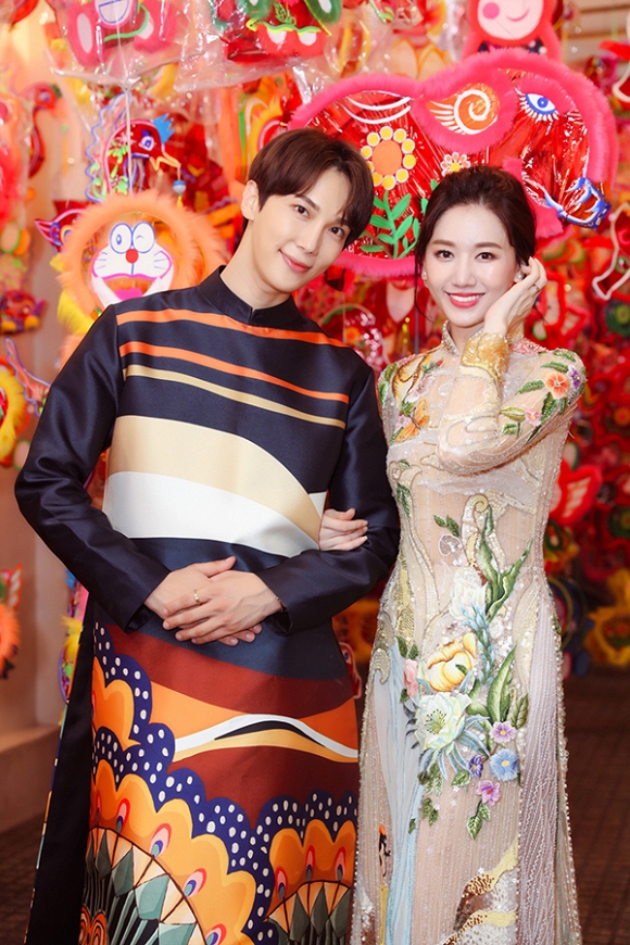 Hari Won dạo phố Trung Thu cùng tài tử Park Jung Min-2