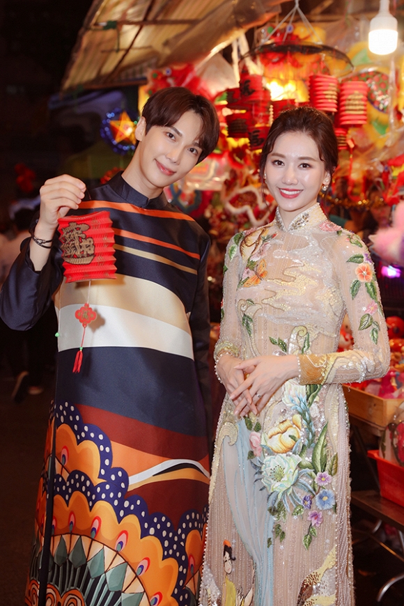 Hari Won dạo phố Trung Thu cùng tài tử Park Jung Min-3