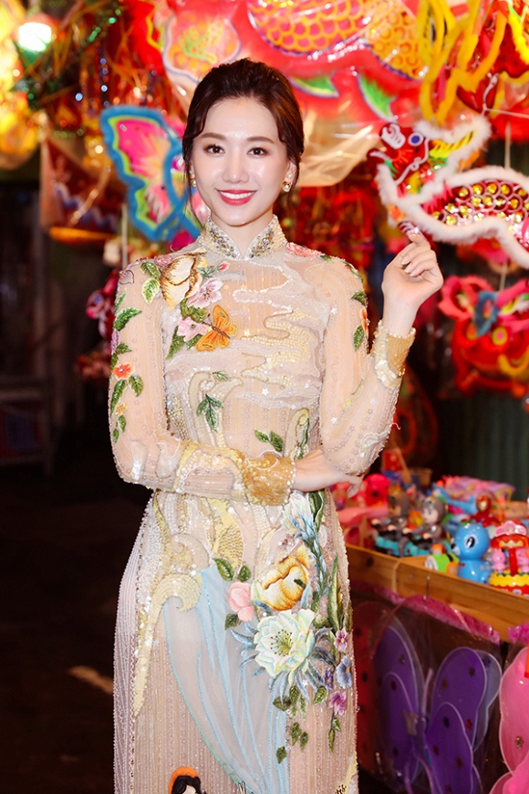 Hari Won dạo phố Trung Thu cùng tài tử Park Jung Min-4