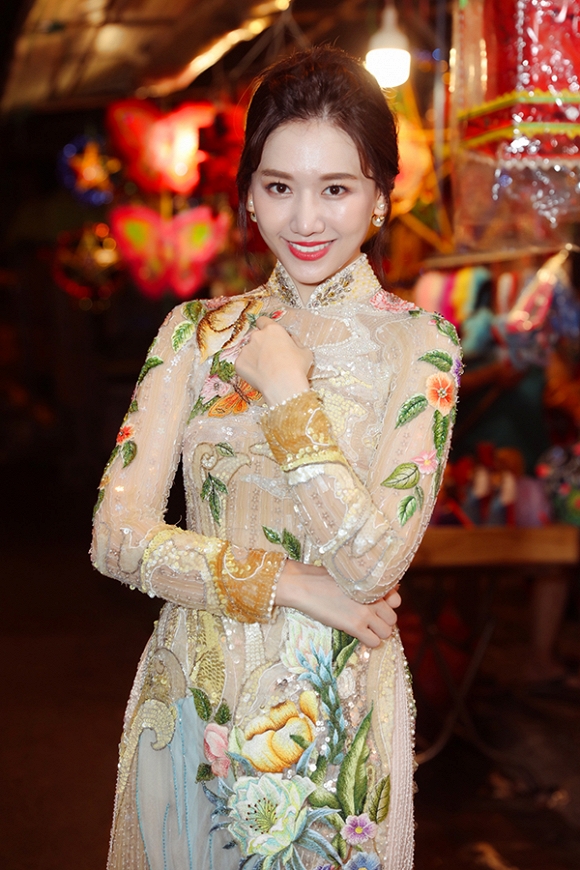 Hari Won dạo phố Trung Thu cùng tài tử Park Jung Min-5