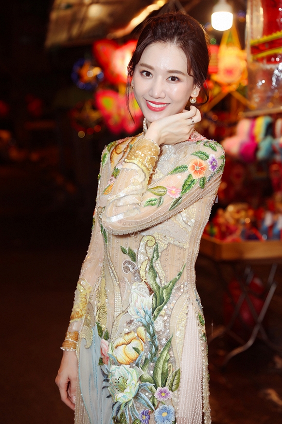 Hari Won dạo phố Trung Thu cùng tài tử Park Jung Min-6