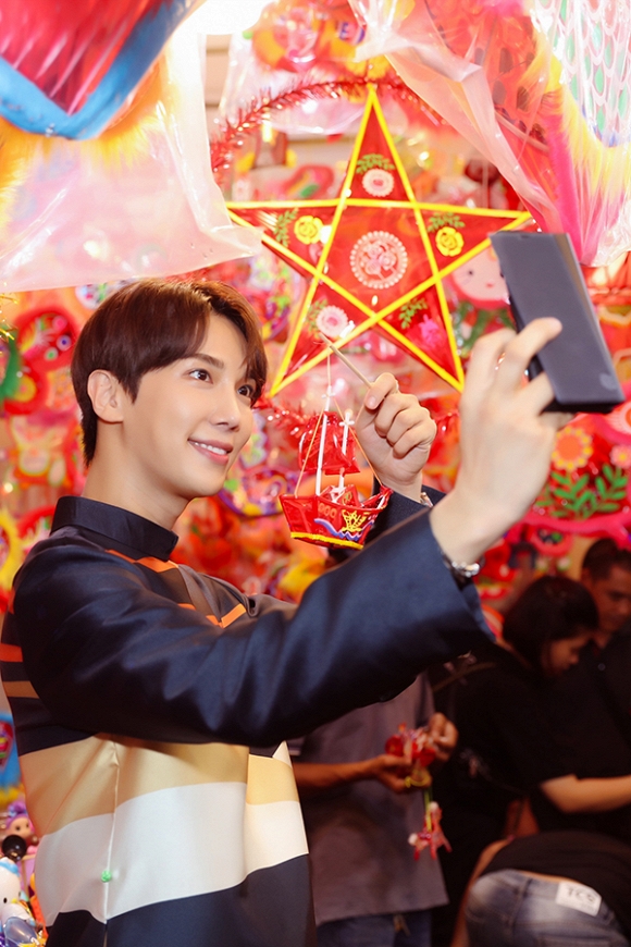 Hari Won dạo phố Trung Thu cùng tài tử Park Jung Min-8