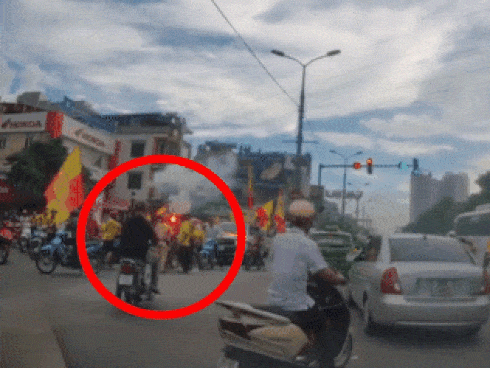 CLIP: Không chỉ manh động trên sân Hàng Đẫy, CĐV Nam Định còn có hành động gây bức xúc trước đó