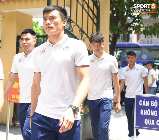 Cầu thủ Hà Nội FC đến bệnh viện thăm CĐV nữ bị bỏng nặng vì trúng pháo-3