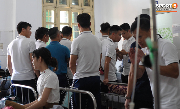 Cầu thủ Hà Nội FC đến bệnh viện thăm CĐV nữ bị bỏng nặng vì trúng pháo-1