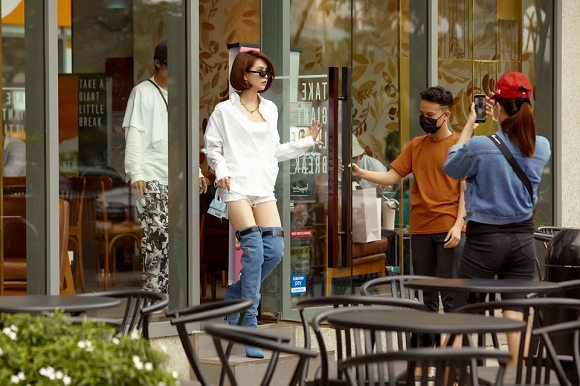 Ngọc Trinh lại diện sơ mi trắng hững hờ trưng vòng lấp ló-10