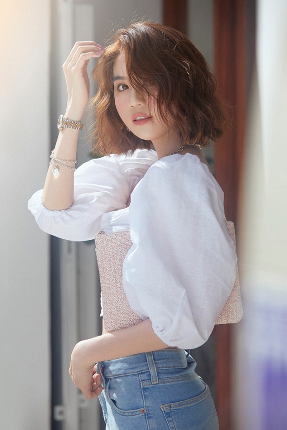Ngọc Trinh lại diện sơ mi trắng hững hờ trưng vòng lấp ló-9