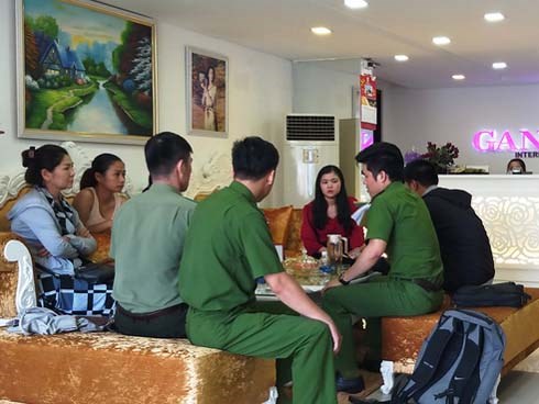 7 phụ nữ kéo đến thẩm mỹ viện ở Đà Nẵng đòi lại tiền vì... làm hoài mà không thấy đẹp