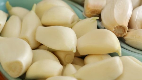 Nhét tỏi vào lỗ tai để trị đau tai gây mất ngủ, người đàn ông phải nhận kết đắng-1