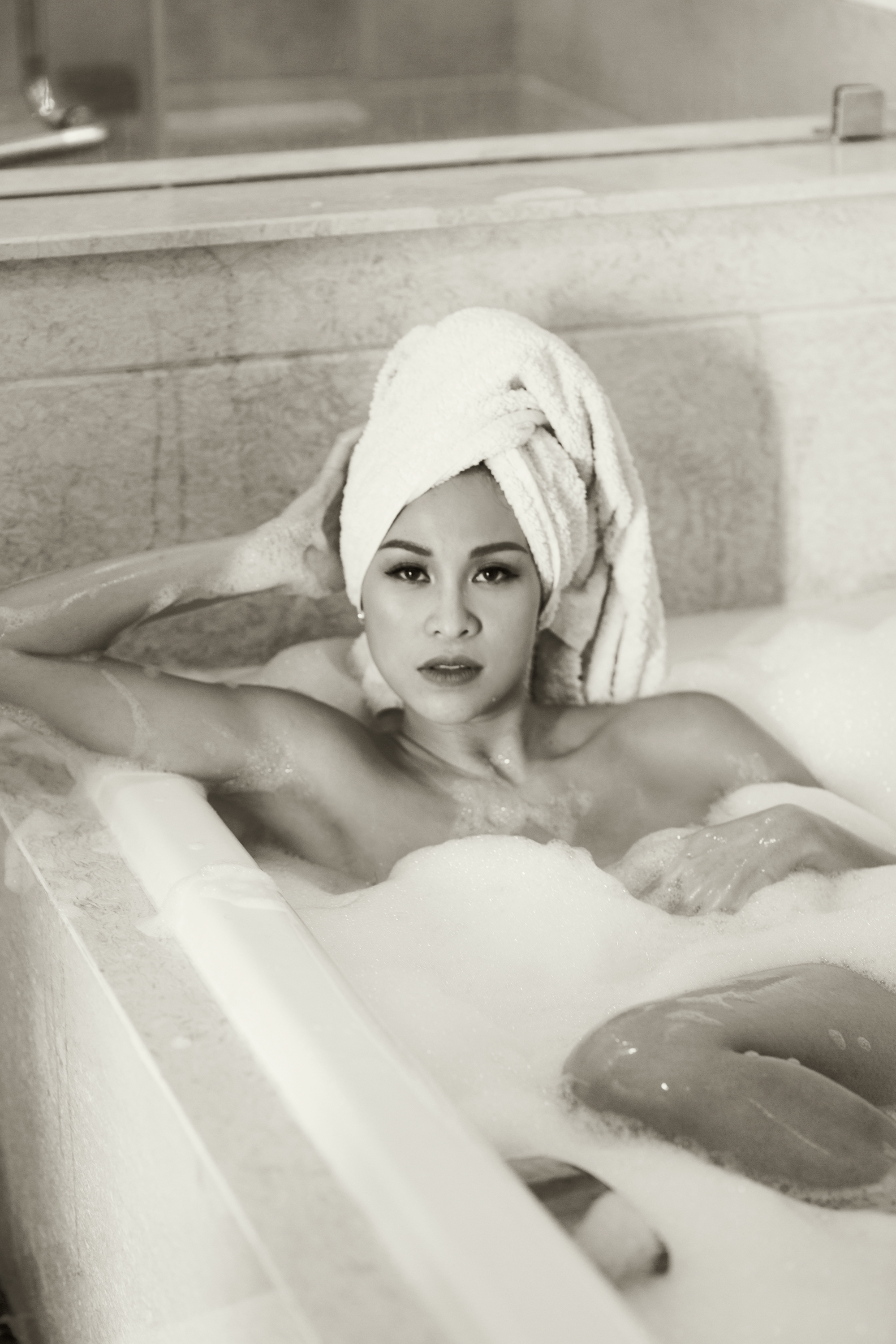 Bà bầu sexy nhất showbiz Việt khoe ảnh trong bồn tắm-3